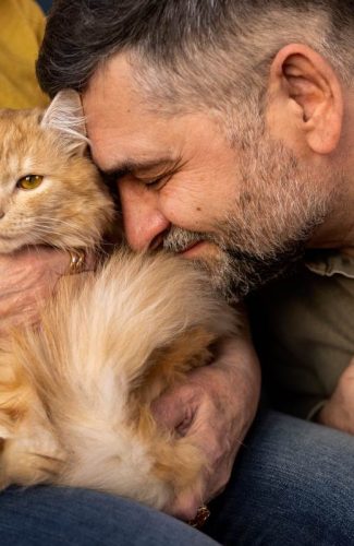 elderly-people-with-cat-pet-min